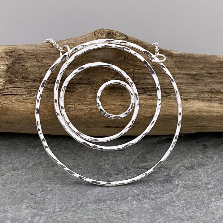 Hammered silver circles necklace