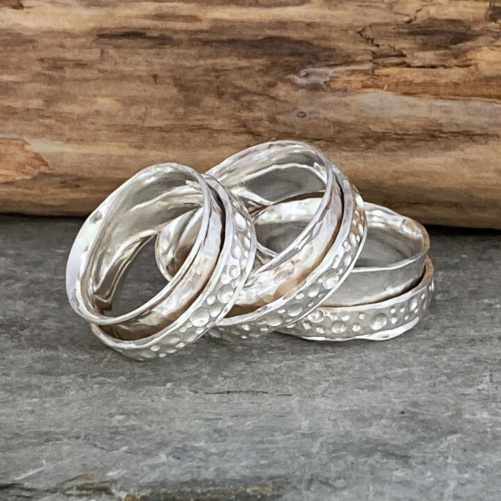 Silver spinner ring with bubbles pattern