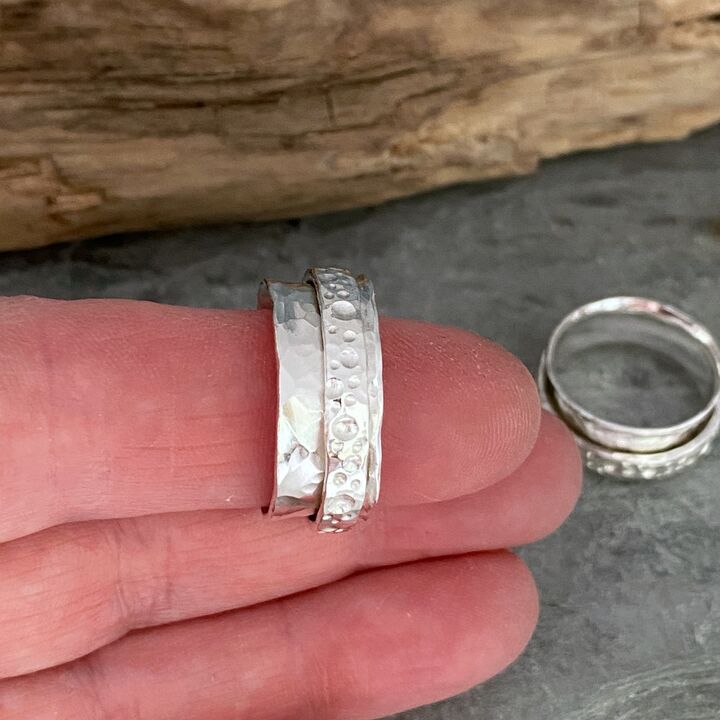 Silver spinner ring with bubbles pattern 4