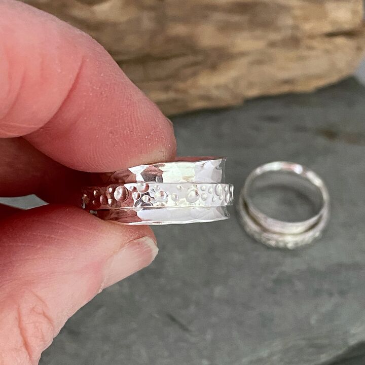 Silver spinner ring with bubbles pattern 3