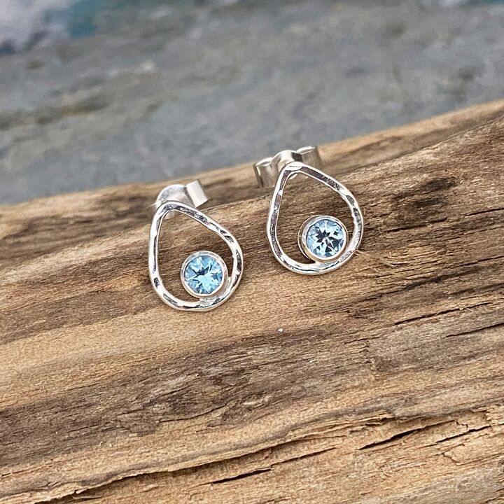 Tiny raindrop stud earrings 3