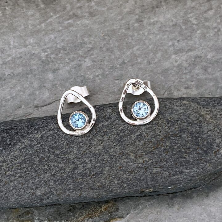 Tiny raindrop stud earrings 4