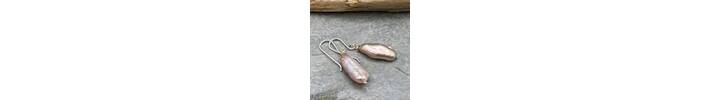 Pink stick pearl earrings 